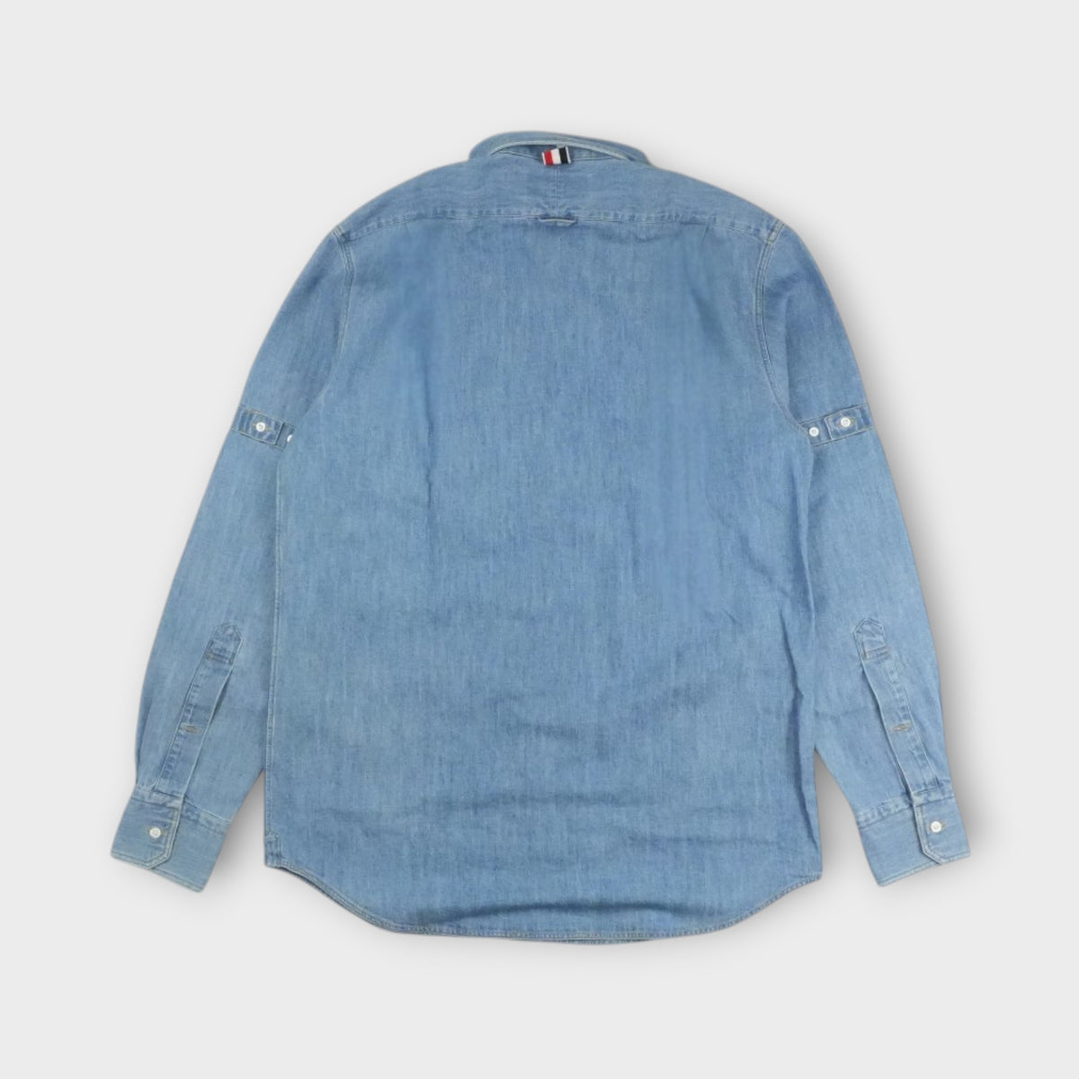 THOM BROWNE STRAIGHT FIT L/S BD SHIRT W/ RWB GG CUFFS AND SELF ARMBAND IN WASHED SHIRTING DENIM