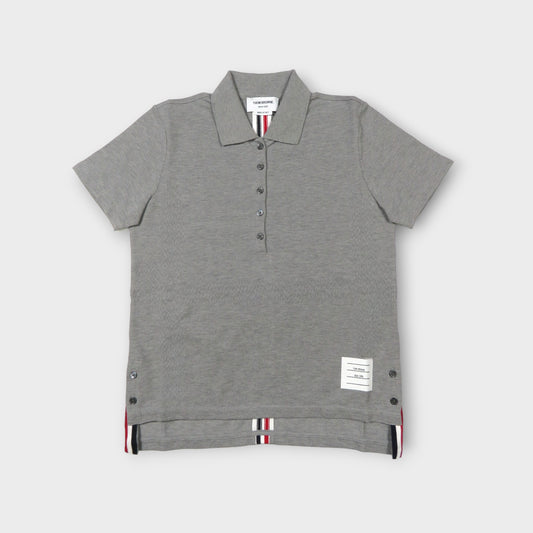 THOM BROWNE RELAXED FIT SHORT SLEEVE POLO W/ CENTER BACK RWB STRIPE IN CLASSIC PIQUE