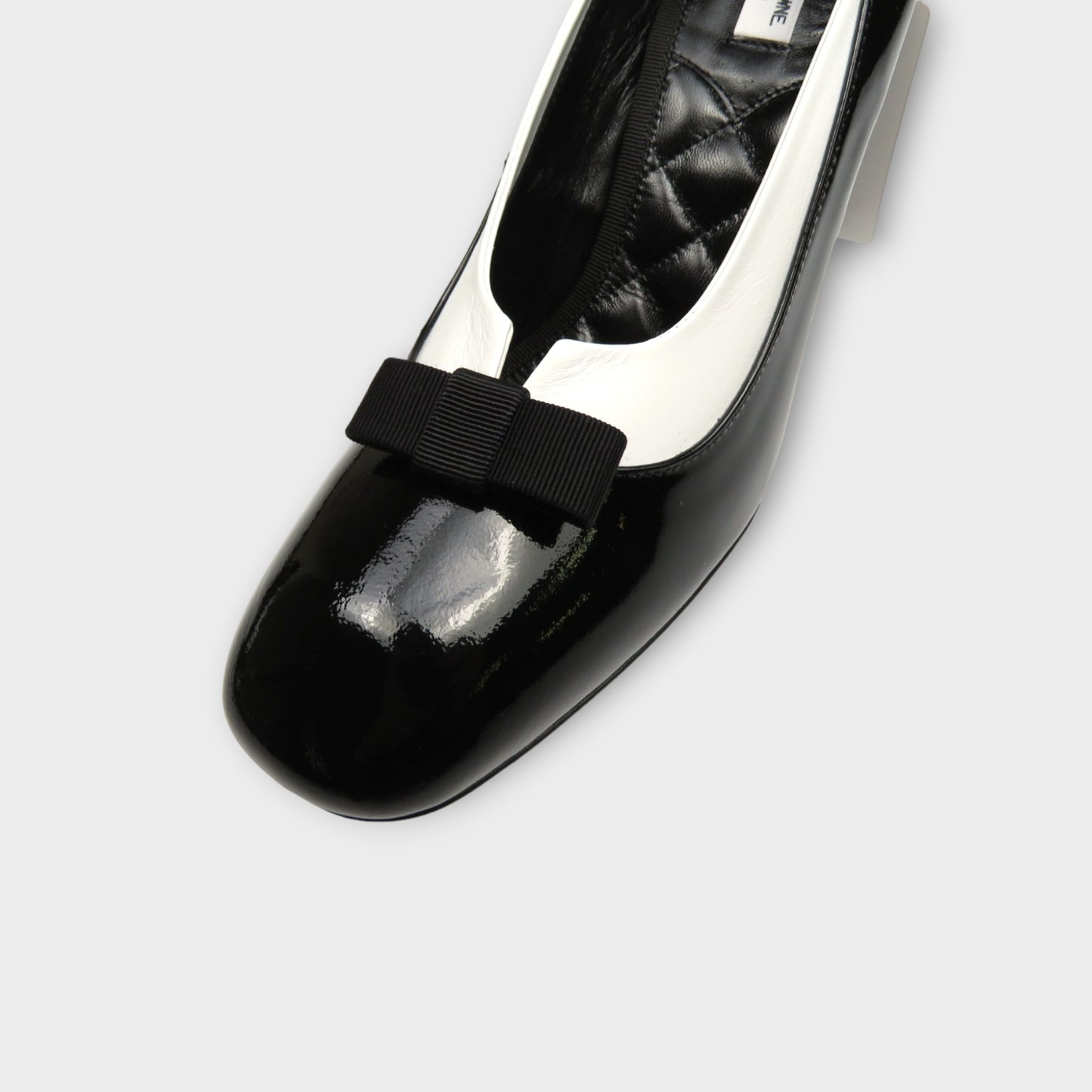 THOM BROWNE BOW AND COLLAR COURT SHOE W/ 90MM BLOCK HEEL IN SOFT PATENT LEATHER W/ VITELLINO
