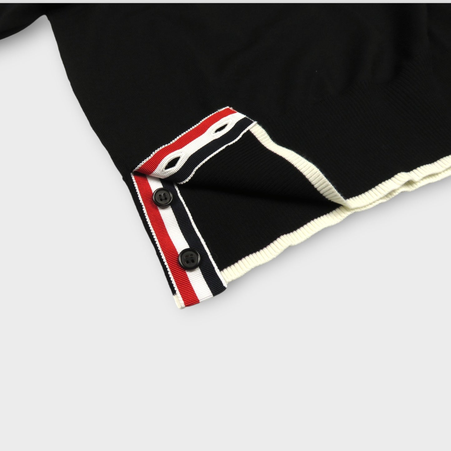 THOM BROWNE RELAXED FIT SS TURTLE NECK IN FINE MERINO WOOL W/ 4 BAR STRIPES AND TIPPING