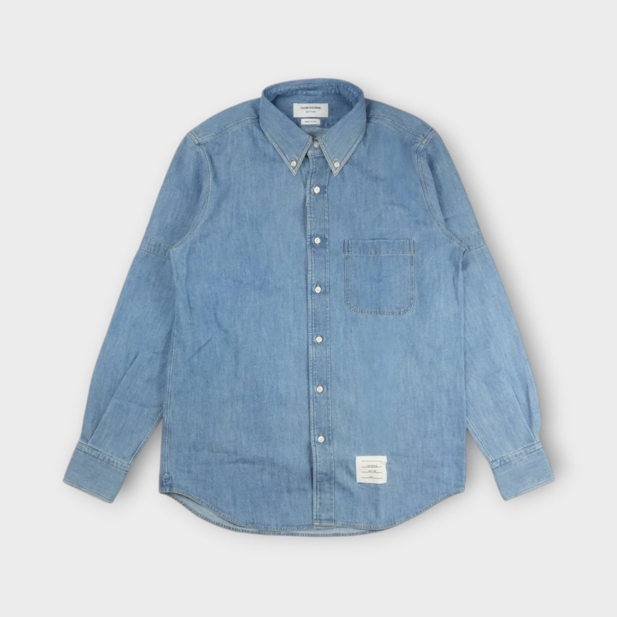 THOM BROWNE STRAIGHT FIT L/S BD SHIRT W/ RWB GG CUFFS AND SELF ARMBAND IN WASHED SHIRTING DENIM