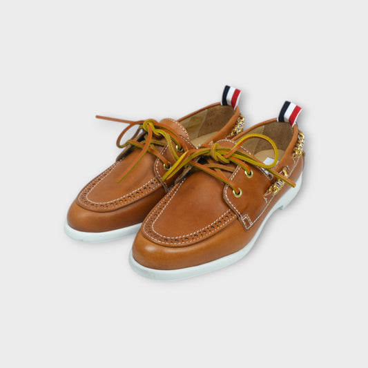 THOM BROWNE BOAT SHOE W/ RWB CHAIN ON ROUND SOFT SOLE IN VACCHETTA W/ BROGUE