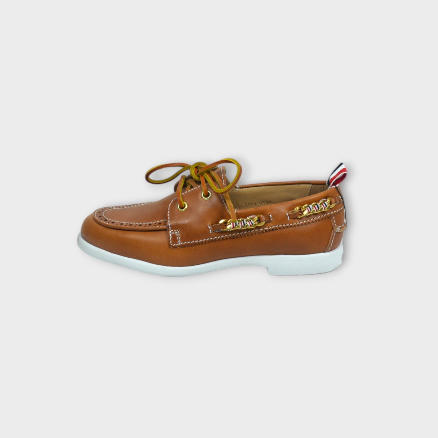 THOM BROWNE BOAT SHOE W/ RWB CHAIN ON ROUND SOFT SOLE IN VACCHETTA W/ BROGUE