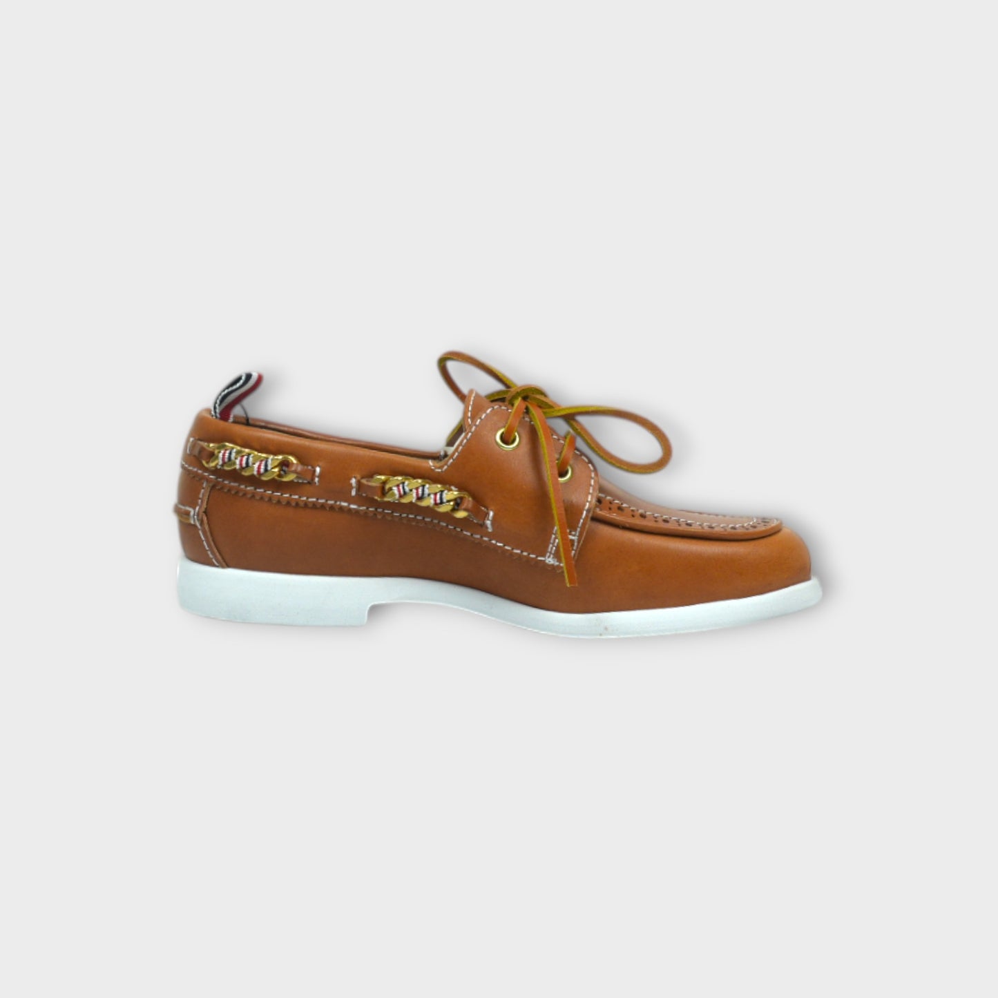 THOM BROWNE BOAT SHOE W/ RWB CHAIN ON ROUND SOFT SOLE IN VACCHETTA W/ BROGUE