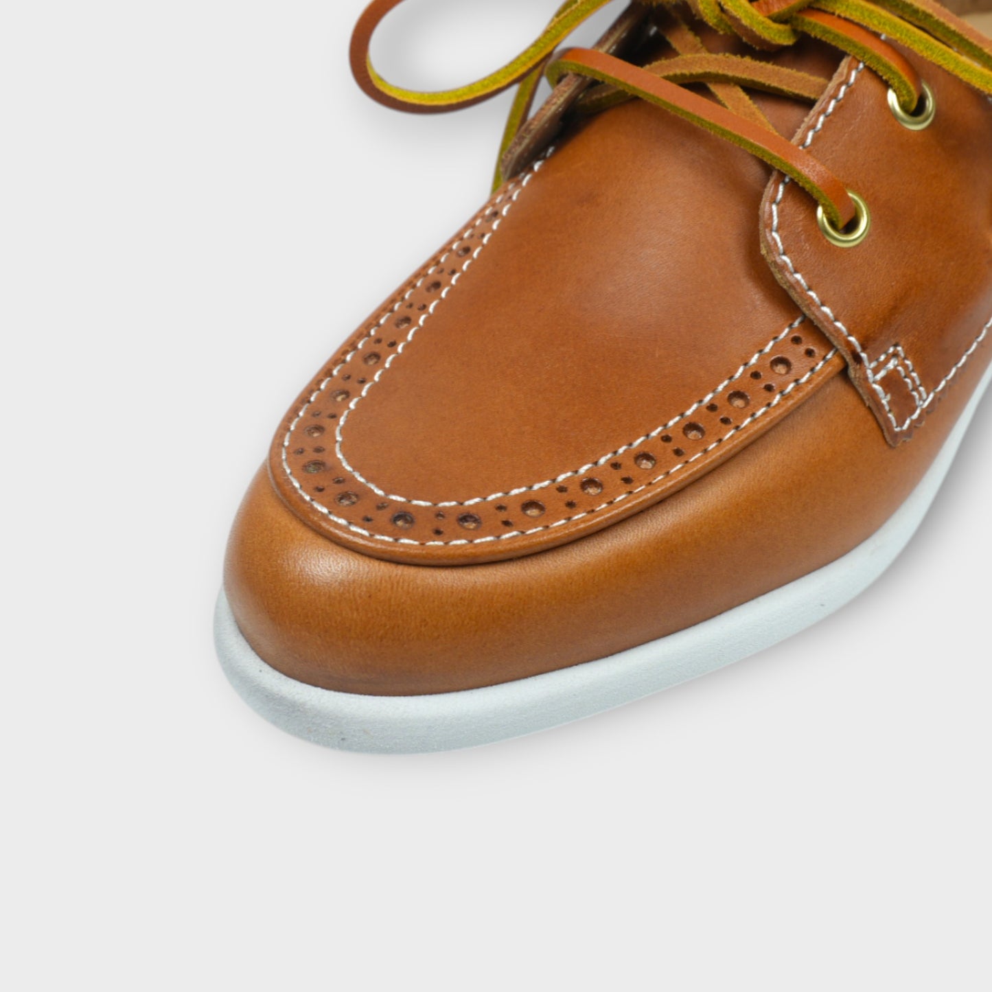 THOM BROWNE BOAT SHOE W/ RWB CHAIN ON ROUND SOFT SOLE IN VACCHETTA W/ BROGUE